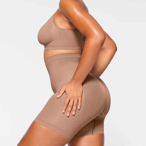 SKIMS Sculpt Seamless Shaping Mid Thigh High Waisted Shorts In Umber - Picture 2 of 7